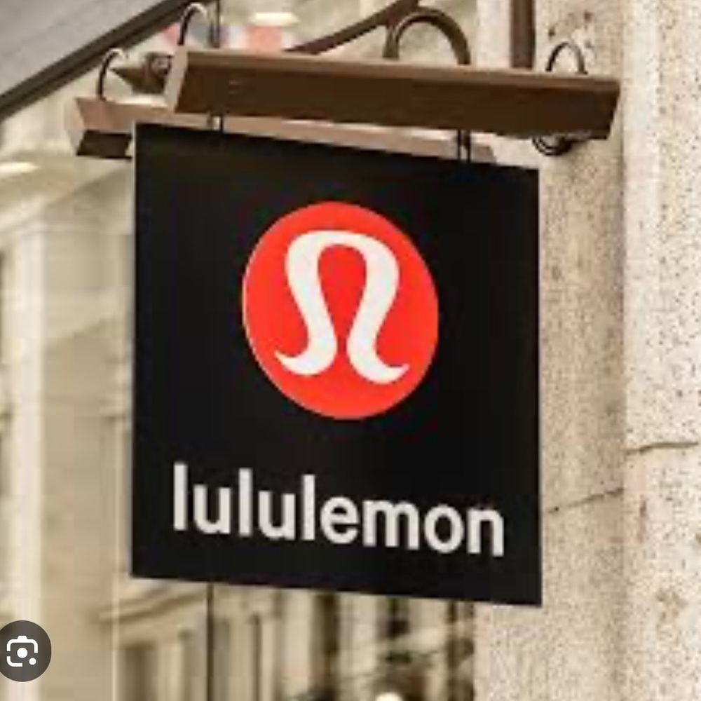 Men’s long sleeve Lululemon top.